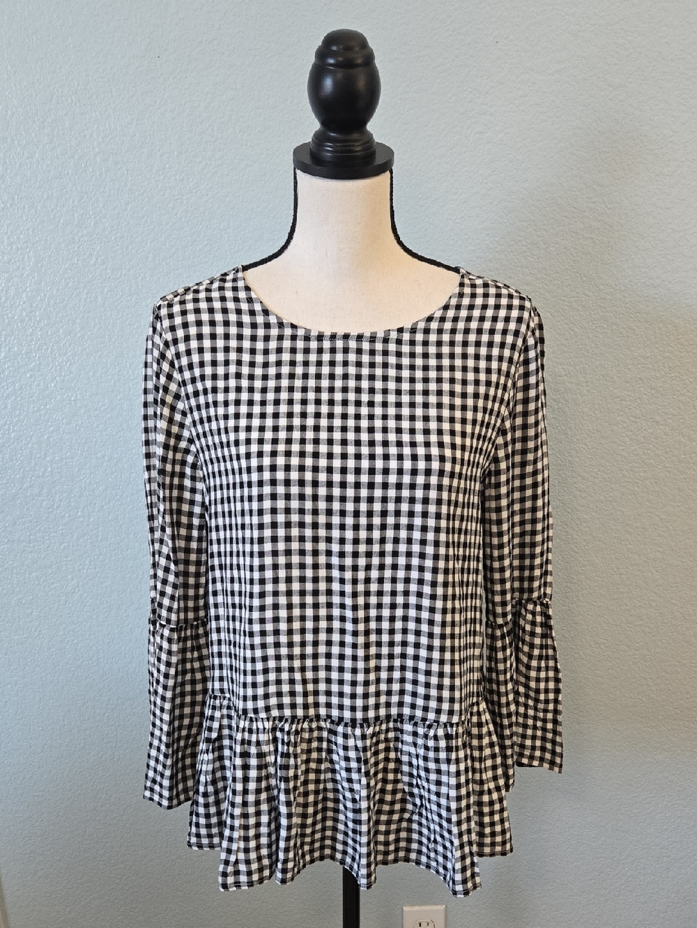 NWT BEACHLUNCHLOUNGE Black White Gingham Ruffle-Hem Long Bell Sleeve Top MEDIUM
